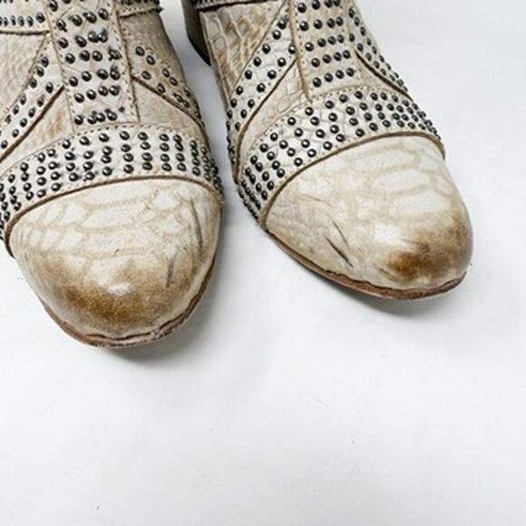 [Freebird by Steven] Natural Tan Nelle Studded Leather Embossed Ankle Boots Sz 7 - Picture 9 of 11